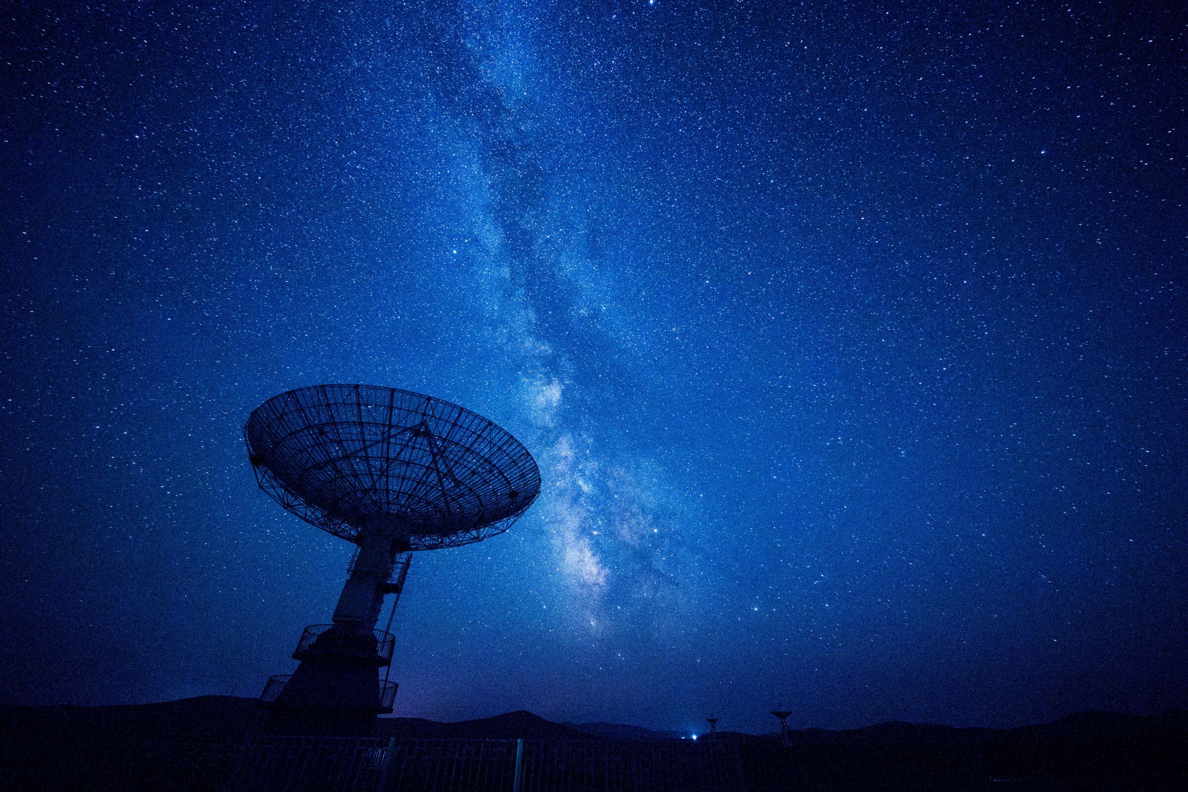 Radioteleskop unter einem Sternenhimmel